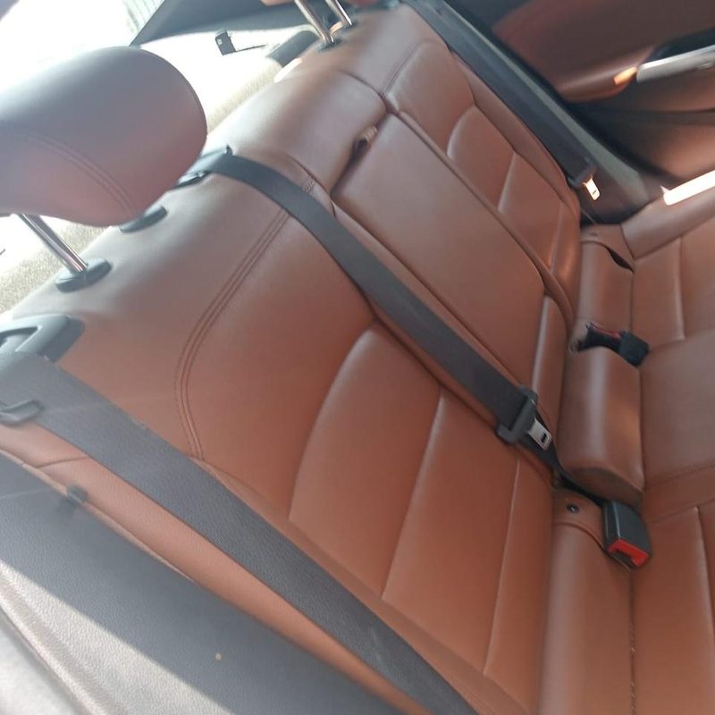 Asiento trasero de automóvil tapizado en piel color conac